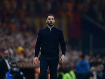 Der türkische Top-Klub Fenerbahce Istanbul trennt sich von Trainer Domenico Tedesco und reagiert damit auf die 0:3-Klatsche gegen den Stadtrivalen Galatasaray. 