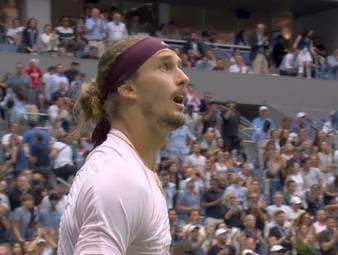 Alexander Zverev gewinnt die US Open. Dabei scheint das deutsche Tennis-Ass zuerst gar nicht zu merken, dass er seinen Gegner Ben Shelton besiegt hat.