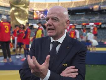 Kurz nach der WM-Pokal-Übergabe in New York spricht Gianni Infantino über das Turnier in vier Jahren. Der FIFA-Präsident ist Änderungen im Regelwerk gegenüber nicht abgeneigt - sogar eine Änderung der Abseitsregel ist für ihn vorstellbar.