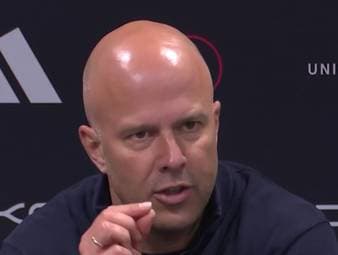 Der FC Liverpool verliert das wichtige Spiel gegen Manchester United mit 2:3. Trainer Arne Slot kritisiert im Anschluss die Schiedsrichter und spricht davon, dass sein Team regelmäßig benachteiligt werde.