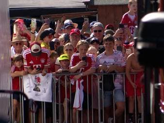 Beim Testspiel des FC Bayern gegen Rottach-Egern lockt die Massen zum kleinen Verein nach Oberbayern. Trotz der Hitze warten die Fans in Scharen, um ihre Idole zu sehen.