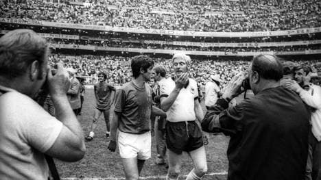 Karl Heinz Schnellinger (Deutschland, re.) im Gespräch mit Gianni Rivera (Italien)