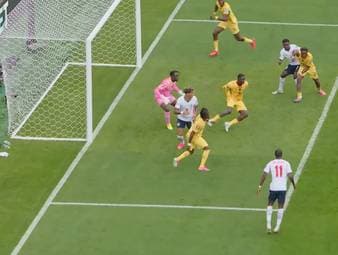 Kurz vor Schluss hat Englands Harry Kane den Sieg auf dem Fuß. Doch der Bayern-Stürmer vergibt untypisch und sorgt für eine Überraschung für Ghana.