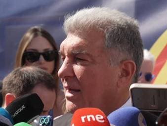 Bei der Schlammschlacht rund um Barca-Präsident Joan Laporta hat auch Hansi Flick einen Teil der Kritik abbekommen. Das sei jedoch nicht fair dem Trainer gegenüber, meint der Präsident.