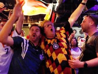 So wild feiern die DFB-Fans vor dem Paraguay-Spiel