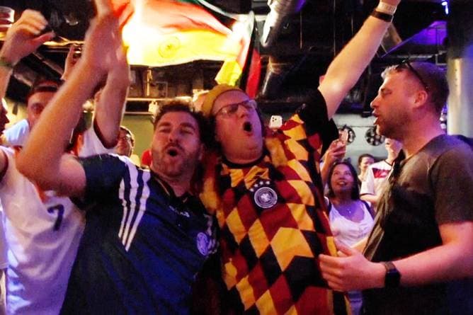 So wild feiern die DFB-Fans vor dem Paraguay-Spiel