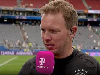 Angeschlagen? Jamal Musiala fasste sich in der 2. Halbzeit mehrfach an die Oberschenkelmuskulatur. Julian Nagelsmann reagiert auf das Befinden des Offensivspieler
