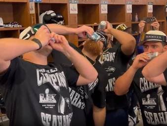 Die Seattle Seahawks feiern den zweiten Super Bowl-Triumph ihrer Franchise-Geschichte. Anschließend wird in der Kabine ausgelassen gefeiert.