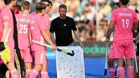 Henning bastelt an seinem WM-Team