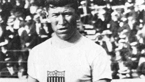 Jim Thorpe während seines Olympiasieges 1912 in Stockholm. Erst Jahrzehnte nach seinem Tod erhielt er seinen Titel zurück