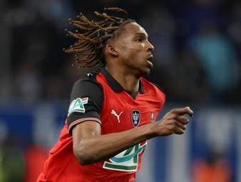 Im exklusiven SPORT1-Interview äußert sich Bayerns Sportvorstand Max Eberl zu der Planung auf der Innenverteidiger-Position. Dabei beschäftigten sich die Münchener auch mit einem französischen Talent. 