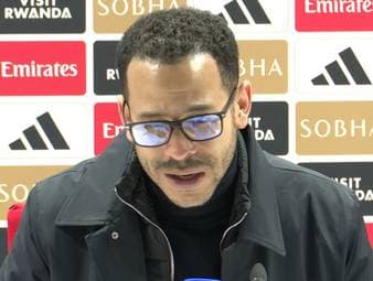 Der FC Chelsea sah bei der 1:2-Niederlage gegen Arsenal schon den siebten Platzverweis dieser PL-Saison. Trainer Liam Rosenior fordert nach der Gelb-Roten Karte für Pedro Neto deutlich mehr Verantwortung.