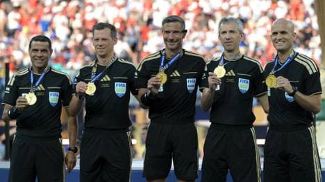 Slavko Vincic (Mitte) leitete das Endspiel der WM 26 und beendet jetzt seine Karriere