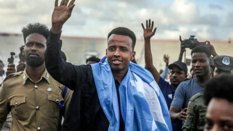 Schiedsrichter Omar Artan bei seiner Ankunft in Somalia