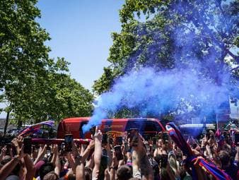 Barca-Fans attackieren eigenen Bus!