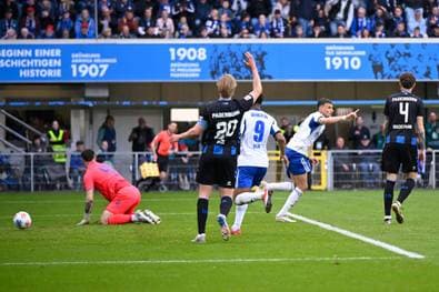 Später Jubel: Schalke-Aufstieg ganz nah
