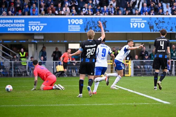 Später Jubel: Schalke-Aufstieg ganz nah