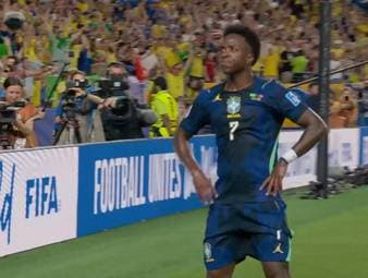 Durch sein 3:0 macht Vinicius Junior den Sieg seiner Brasilianer gegen Haiti perfekt. Beim Jubeln ist der exzentrische Stürmer so ausdrucksstark, wie man ihn kennt.