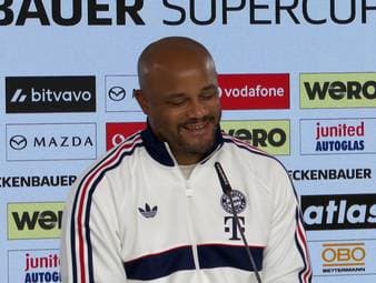 Vor dem Finale des Franz-Beckenbauer-Supercups hält sich Kompany beim Thema Jürgen Klopp zunächst bedeckt, verrät dann aber doch, dass er sich auf Gespräche mit seinem alten Konkurrenten freut.