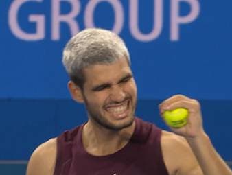 Carlos Alcaraz ist nicht zu stoppen. Im Halbfinale von Tokio ringt sich der Spanier zu seinem neunten Finale in Folge. Zur absoluten Bestmarke ist es aber noch ein weiter Weg für den 22-Jährigen.