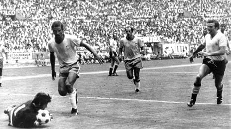Brito (l.) beim WM-Halbfinalspiel 1970 gegen Uruguay