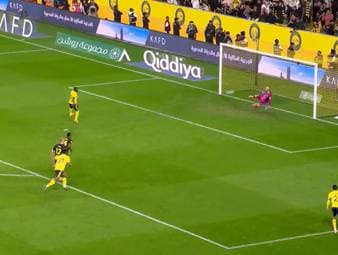 Beim Spitzen-Duell der Saudi Pro League zwischen Al-Nassr und Al-Ittihad fehlt Superstar Cristiano Ronaldo erneut. In seiner Abwesenheit glänzt dafür Ex-Bayern-Star Sadio Mané und wird zum Matchwinner der Partie.