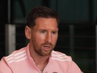 Lionel Messi freut sich auf das Wiedersehen mit Thomas Müller im Finale des MLS-Cups. Der deutsche Fußballstar habe die Vancouver Whitecaps noch stärker gemacht, und der Argentinier erwartet somit ein schwieriges Spiel.