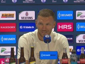 Edin Dzeko hängt noch ein weiteres Jahr auf Schalke dran. Trotz seiner 40 Jahre hat er immer noch Lust auf Fußball.