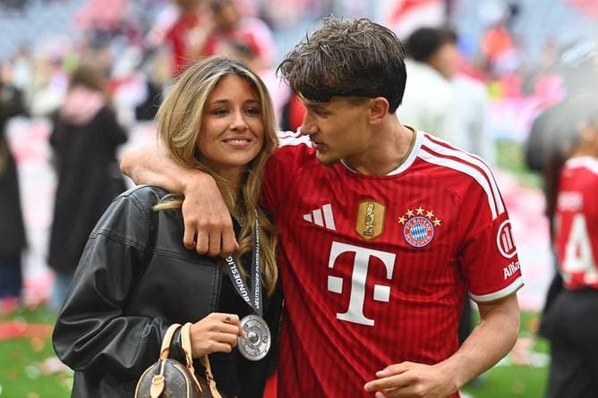 Freundin von Bayern-Star hat seltene Krankheit