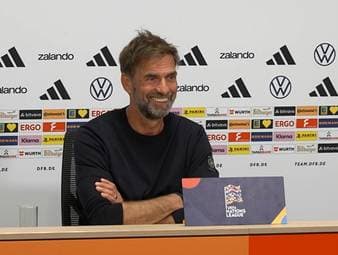 Eine Frage zu seiner Aufstellung nimmt Bundestrainer Jürgen Klopp in seiner gewohnt schlagfertigen Art hin.
