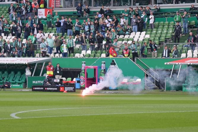 Pyro-Alarm: Schweinsteiger und Moderatorin flüchten