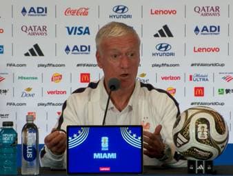 Frankreichs Nationaltrainer Didier Deschamps liefert sich auf der PK vor dem Spiel um Platz 3 gegen Spanien ein heftiges Wortgefecht mit einem Journalisten.