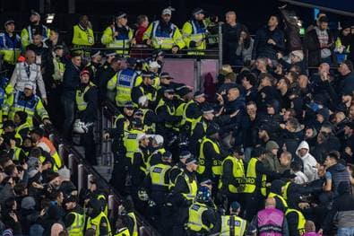Fan-Randale: Polizisten schwer verletzt