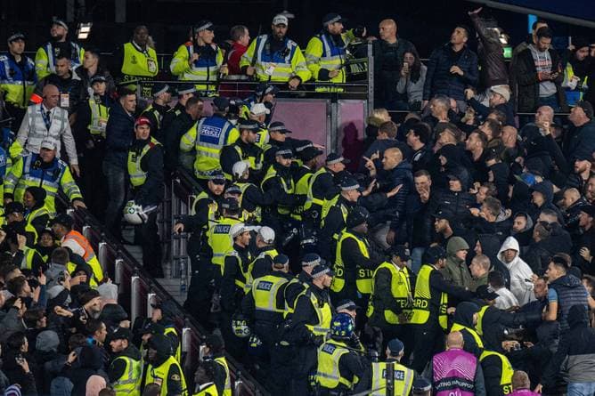 Fan-Randale: Polizisten schwer verletzt