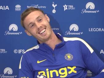 Cole Palmer lobt den frischen Wind unter dem neuen Chelsea-Trainer Xabi Alonso. Zudem scherzt der Engländer über seinen "Cold"-Jubel, den sein neuer Teamkollege Morgan Rogers gerne kopiert.