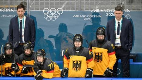 Frauen-Bundestrainer Jeff MacLeod (r.)