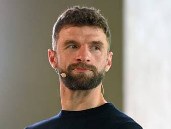 Angesprochen auf die Titelchancen Deutschlands bei der WM 2026 zieht Thomas Müller einen Vergleich zum Turnier von 2010. Zudem fordert er von Fußball-Deutschland eine andere Herangehensweise. 