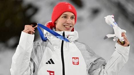 Kacper Tomasiak gewann die Silbermedaille von der Normalschanze und die Bronzemedaille von der Großschanze
