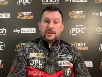 Jonny Clayton ist vor dem siebten Spieltag der Premier League of Darts bei Madhouse zu Gast und spricht nochmal über seine Schmerzen und Gicht.