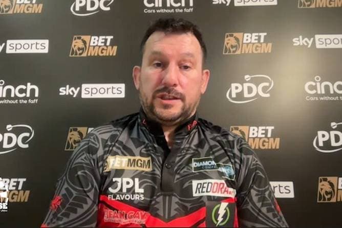 "Es ist sehr schmerzhaft" Darts-Star kämpft mit Problemen