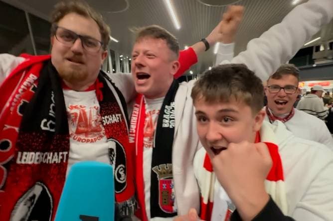 Hier singen und tanzen die Freiburg-Fans bis nach Istanbul