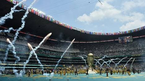 Der WM-Pokal, übergroß im Aztekenstadion