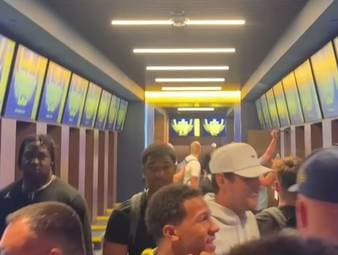 Die Umkleidekabine des College-Football-Teams der Michigan Wolverines wurde modernisiert. Doch viel hat die nicht mehr mit einer normalen Kabine zu tun.