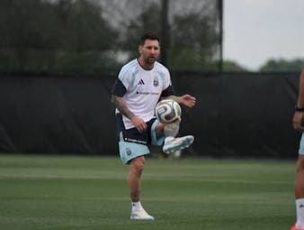 Lionel Messi ist zurück im Mannschaftstraining. Nach seiner Verletzung macht der Superstar deutliche Fortschritte und kann wohl in den verbleibenden WM-Tests schon wieder auf dem Platz stehen. 
