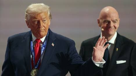 Infantino (r.) pflegt ein enges Verhältnis zu Trump