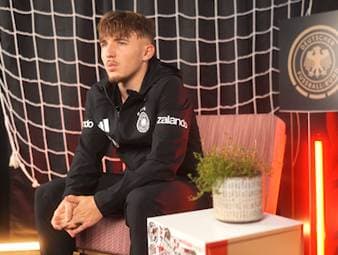 Youngster Lennart Karl spricht über seine Teamkollegen beim FC Bayern und die Beziehung zu Joshua Kimmich. Außerdem schwärmt das Bayern-Juwel von der Arbeit mit Vincent Kompany.
