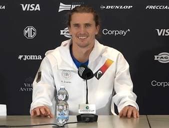 Trotz der Kritik am Davis-Cup-Format zeigt Alexander Zverev viele Emotionen. Aufgrund der andauernden Anfeuerungsrufe verliert er sogar seine Stimme.