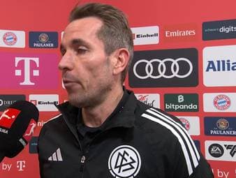 In der Partie zwischen der TSG Hoffenheim und dem FC Bayern sorgt eine strittige Szene für Diskussionen: Schiedsrichter Tobias Stieler entscheidet auf Rote Karte und Elfmeter. Nach dem Spiel erklärt der Unparteiische seine Entscheidung und nimmt Stellung zu der umstrittenen Situation.