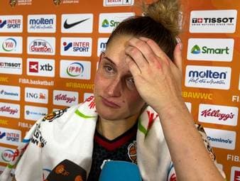 DBB-Spielerin Leonie Fiebich kämpft im Interview nach der Niederlage im Spiel um Platz drei mit den Tränen.