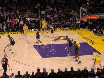 Im NBA-Stadtduell empfangen die Los Angeles Lakers die LA Clippers. Clippers-Star Kawhi Leonard zeigt eine starke Partie, muss aber vorzeitig raus. Ein Patzer von LeBron James sorgt in den Schlusssekunden für Spannung.